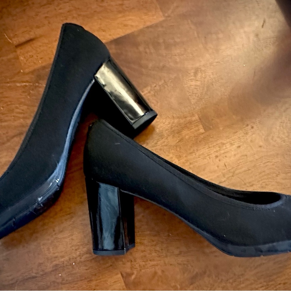 Anne Klein Women's Pump, Black featuring iFlex technology for flexibility - Picture 2 of 3
